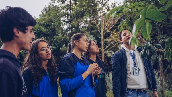 El colegio colombiano que le enseña a los niños a formular las preguntas que la IA no tiene